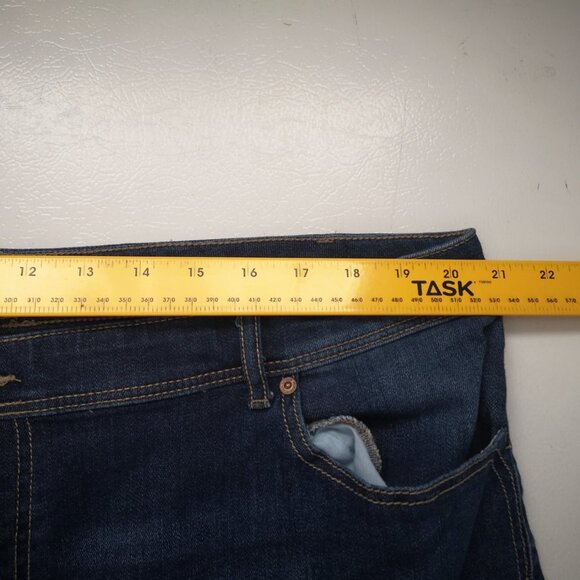 2/$30.00 - DC Jeans Lightly Curvy Medium Wash Ladies Blue Jeans - Picture 9 of 11